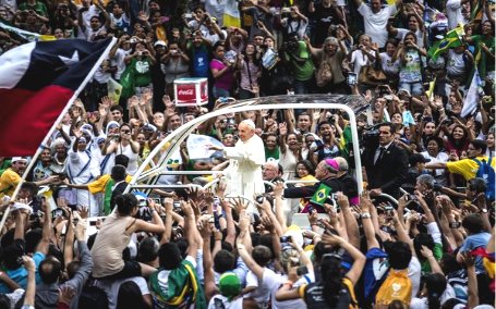 Papa mobil rodeado de jvenes