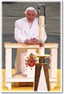 El Papa ora en Ground Zero