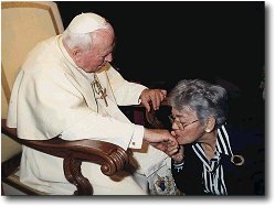 Hayde Reichard recibe la bendicin papal