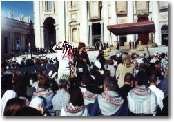 Peregrinos de Puerto Rico en la plaza de San Pedro